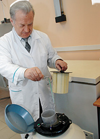 Профессор Лев Дьяконов демонстрирует генетические «закрома Родины»