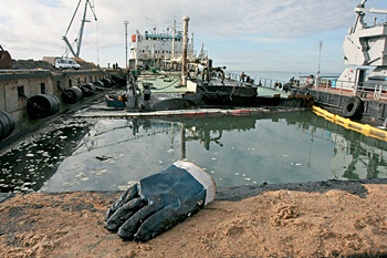 Кормовую часть разломившегося танкера «Волгонефть-139» (на фото) собираются использовать как баржу