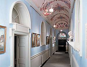 Даже внешне залы лондонского филиала напоминают залы Эрмитажа 