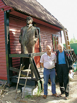 Ильич смотрит на дорогу в «Огоньки», а хозяин статуи Михаил Саликов и охранник Александр Уфимцев - за Ильичем
