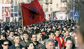 Косовские албанцы протестуют в Приштине против плана Ахтисаари