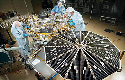 Специалисты NASA собирают «Феникс» на Марс