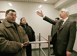 Рабочий день у нового посла Азербайджана начался с прозы жизни - обустройства комнаты для тех, кто приходит в посольство за визами