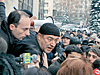 Лидер оппозиции Леван Гачечиладзе (в центре)