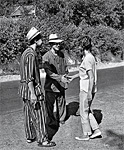 Отдыхающие приветствуют жену репортера из Франции (1956 г.)