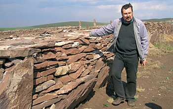 Археолог Андрей Готлиб у стены царской гробницы в «Барсучьем Логу»
