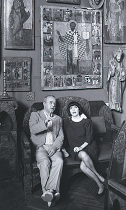Виталий Коротич и французская певица Мирей Матье в мастерской художника Ильи Глазунова. Москва, 1987 год
