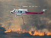 Пожарный вертолет прибыл на очередное задание - к почти выгоревшим лесам в Грин Вэлли Лэйк