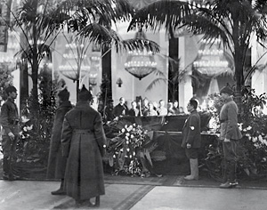 Гроб с телом Ленина в Колонном зале, 1924 г.