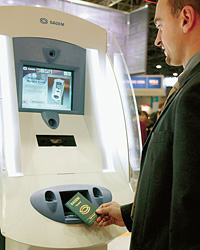 Это стационарное устройство позволяет проверить отпечатки пальцев, сетчатку глаза и «считать» данные с е-паспорта