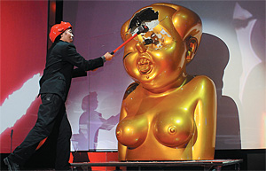 Во время вручения премии Кандинского китайские художники устроили перформанс