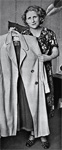 Железнодорожник Виктор Ситчейко и его жена Валентина демонстрируют свой гардероб (1956 г.)
