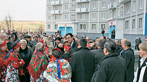 Социальная ипотека действует в Кузбассе с 2000 года. В этом решающая заслуга губернатора Кемеровской области Амана Тулеева (на фото в центре)