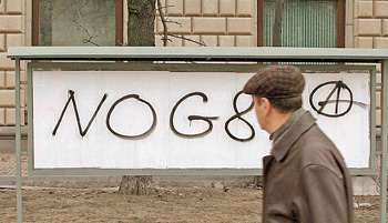 Граффити на рекламном щите в Санкт-Петербурге гласит: «Нет G8!»