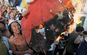 Столкновения в Тибете вызвали антикитайские демонстрации во всем мире. На этом снимке — протесты в Дели
