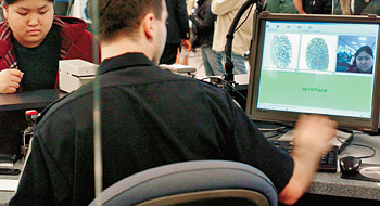 Защитит ли компьютер от «Аль-Кайды»? С 2004 года в 115 аэропортах США сканируют отпечатки пальцев всех, кто въезжает по визе
