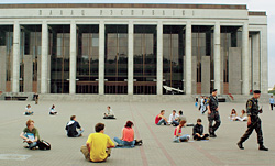 2 августа 2004-го. Первый белорусский флэш-моб протеста. Студенты закрытого властями Европейского государственного университета читают учебники, сидя на Октябрьской площади Минска