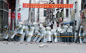 Китайская полиция не стреляла в толпу, а «выдавливала» участников беспорядков 