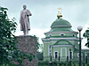 От безбожного до святого один шаг—памятник Ленину стоит прямо перед церковью Иоанна Богослова XVIII века