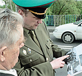 Подполковник Малец узнает родную заставу на старых фото