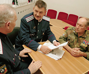Владимир Воронин (в центре) разрабатывает план по спасению Краснова