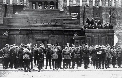 Красная площадь, 1925 г. Прошел год, как Ленин умер. Мавзолей еще не в граните, но уже приспособлен под трибуну для вождей