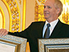 Вице-президент компании JTI по производству в СНГ Яап Ландсмер получил сертификат, подтверждающий статус: «Официальный поставщик Московского Кремля»