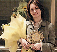Анна Окунь—самый молодой журналист проекта «Россияне»—держит в руках главный приз конкурса «СМИротворец-2008»