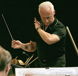 «Хороший оркестр может преодолеть самую тугую акустику»: Владимир Спиваков репитирует с НФОР