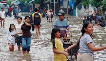 Привычное дело: центр индонезийской столицы Джакарты. Очередное наводнение