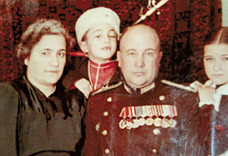 Семья Ивановых в 1954 году. Родители Элико и Сергей; дети - Игорь и Нина