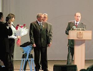 Губернатор Оренбуржья Алексей Чернышев (справа) тоже наградил Вячеслава Чернуху (в центре) золотом. В виде швейцарских часов