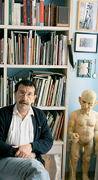 Анатолий Белкин и фигура одного из 12 созданных им людей-карликов