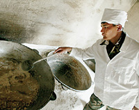 Иногда таджикский повар балует российских военнослужащих национальной кухней