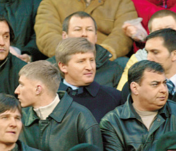 «Мозг и кошелек партии» и владелец донецкого «Шахтера» Ринат Ахметов (на фото в центре) с друзьями на чемпионате Европы-2006. Сборная Украины играет с Данией