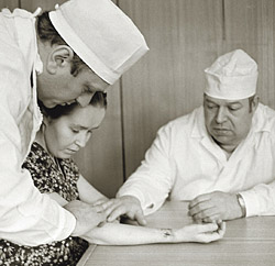 Фото из архива «Огонька»: Валерий Шумаков и его пациентка Александра Шалькова