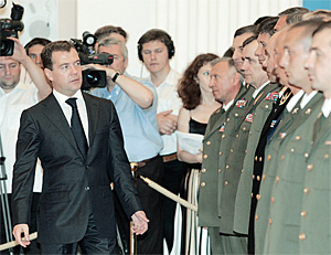 Война в Осетии объединила президента и силовиков. Дмитрий Медведев вручает награды отличившимся в Грузии
