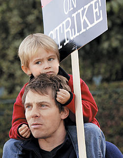 Михаил Лент пришел на забастовку к студии Disney в Калифорнии с трехлетним сыном Вильямом