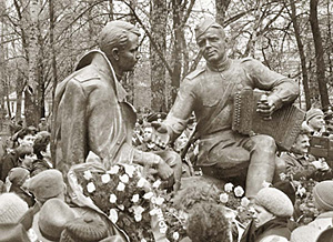 Памятник Твардовскому и его герою Теркину в Смоленске