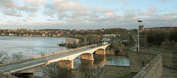 Мост через реку Нарву, разделяющий европейскую Нарву и российский Ивангород. В советское время он назывался мостом дружбы, и границы тут не было