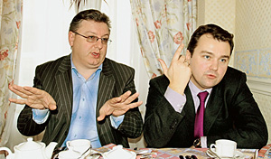 Мэр Донской (справа) и директор Департамента информации Удалкин. Не цыгане