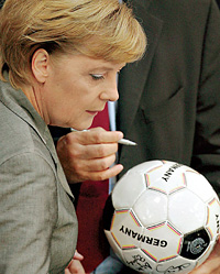 Канцлера Ангелу Меркель готовила к чемпионату группа советников