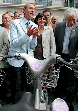 В том, что велосипед лучше автомобиля, мэр Парижа Бертран Деланоэ готов убеждать личным примером