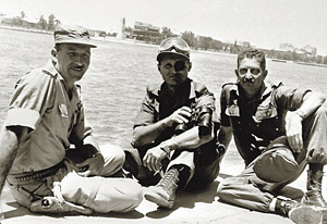 Раньше политику обсуждали в другом контексте. Будущий президент Израиля Эзер Вейцман (справа) и будущий министр обороны Моше Даян (в центре) на фоне Суэцкого канала