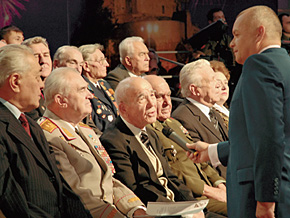Дмитрий Киселев (на фото справа) и участники дискуссии