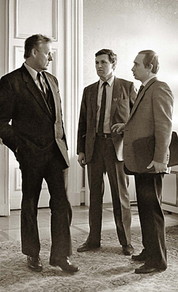 В корридорах Смольного. Слева - Анатолий Собчак, справа - его первый заместитель Владимир Путин