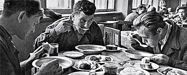 Рабочий ГАЗа Иван Ситнов (на фото в центре) в столовой (1956 г.)