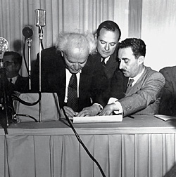 1948 год. Премьер Израиля Давид Бен - Гурион подписывает акт о провозглашении государства Израиль