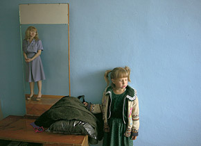 В домах у сложных детей - голые стены