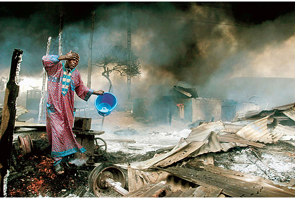 Акинтунде Акинлай. Мужчина, смывающий с лица сажу после взрыва газопровода, Нигерия, 26 декабря. «Горячие новости», 1-е место